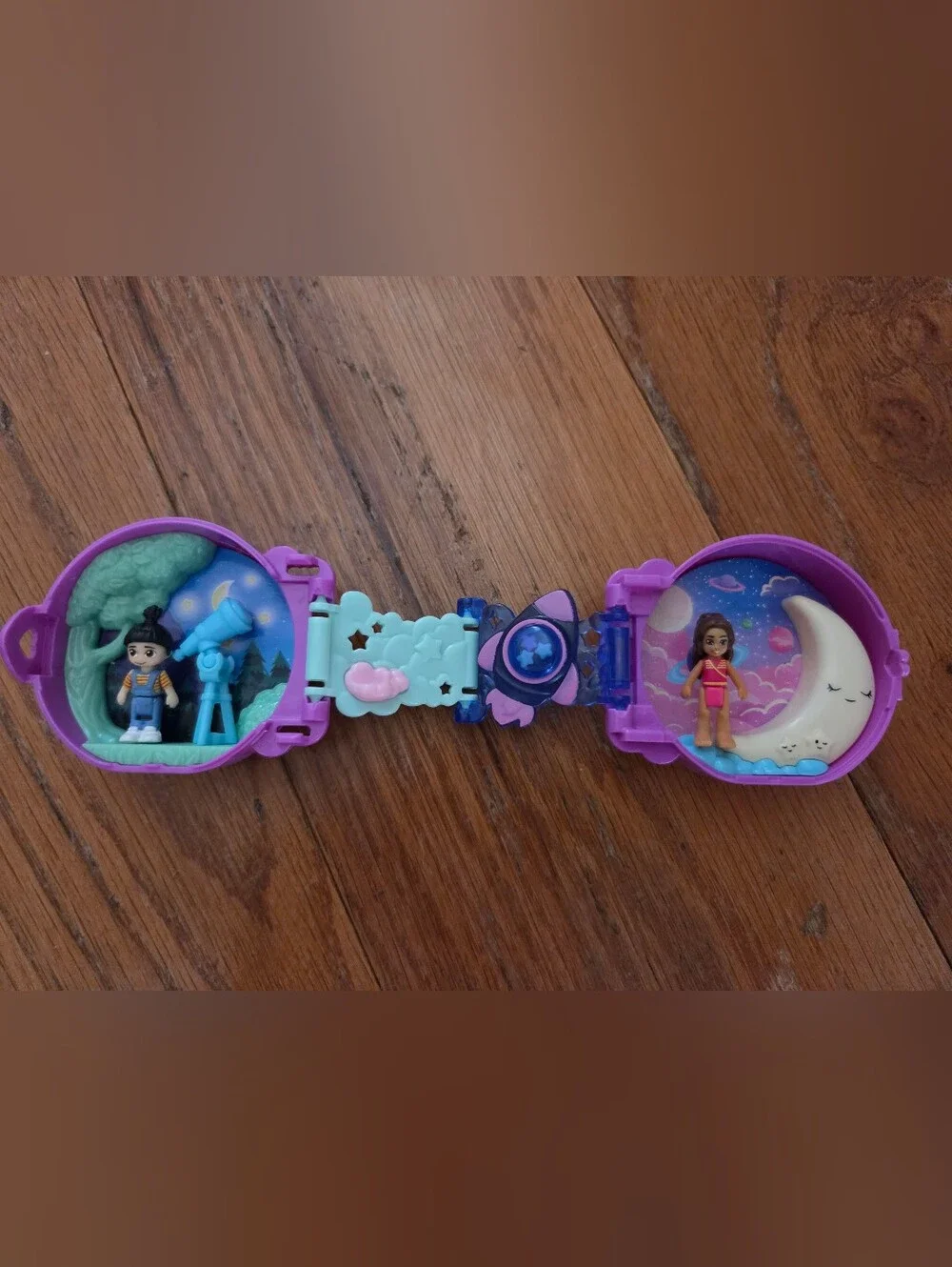 Polly Pocket Mini Playset with Two Dolls - Shooting Star. On The Go